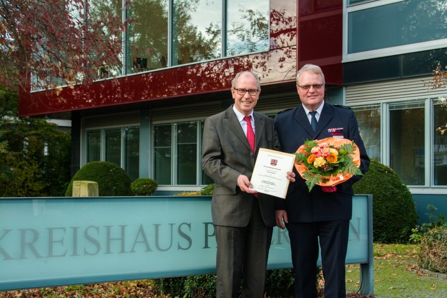 Landrat Manfred Müller (links) überreicht Elmar Keuter (rechts) die Ernennungsurkunde zum Kreisbrandmeister (Foto: Amt für Presse- und Öffentlichkeitsarbeit, Kreis Paderborn, Julian Sprenger)